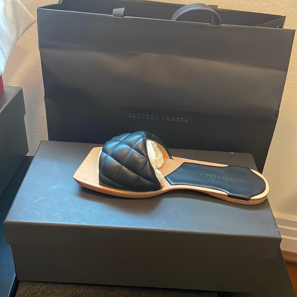 NWT Bottege Veneta Black iconic quilt sandal slide